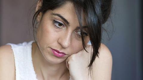 4 σιωπηλοί αγώνες που δίνει κάθε εσωστρεφής μαμά