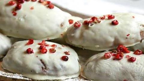 Πεντανόστιμοι κουραμπιέδες με επικάλυψη λευκής σοκολάτας