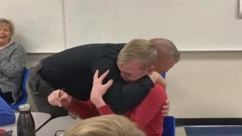 Η συγκινητική στιγμή που ένας 12χρονος βλέπει για πρώτη φορά στη ζωή του χρώματα