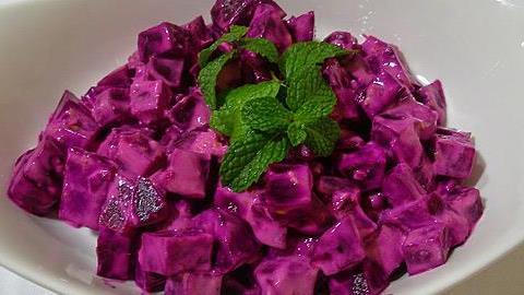 Πεντανόστιμη παντζαροσαλάτα με σος γιαουρτιού για... τις βραδινές λιγούρες!