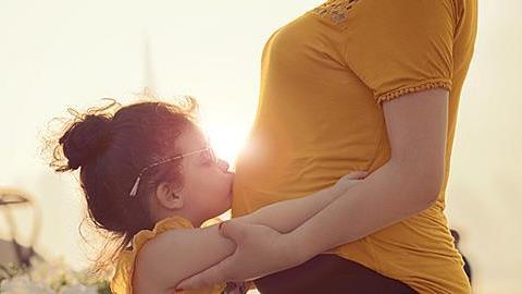 «Με την μητρότητα άρχισα να αγαπώ το σώμα μου με τις ατέλειές του»