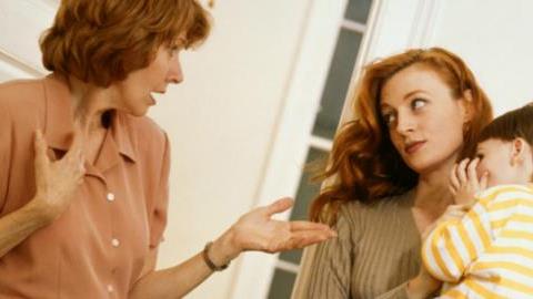 Πώς θα βάλω όρια στα πεθερικά μου κάθε φορά που έρχονται να μας δουν από το χωριό;