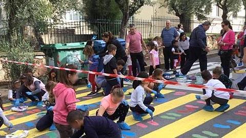 Στον Άλιμο μαθητές χρωματίζουν τις διαβάσεις για να τραβήξουν την προσοχή πεζών και οδηγών