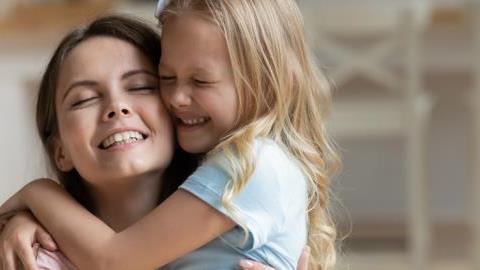 «Μπορούσα να κάνω παιδί, αλλά αποφάσισα να υιοθετήσω»: μια θετή μητέρα εξομολογείται