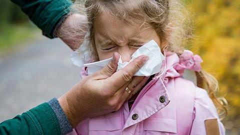 Πώς να θωρακίσετε τα παιδιά από την έξαρση των σχολικών ιώσεων