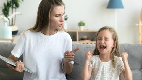 Όταν ένα παιδί γίνεται «κακό», ίσως ζητά την προσοχή και τη βοήθειά μας