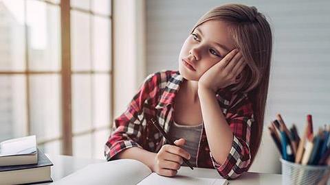 Μπαμπινιώτης: «Το ελληνικό σχολείο είναι άχρηστο. Τα παιδιά δεν θυμούνται τίποτα.»