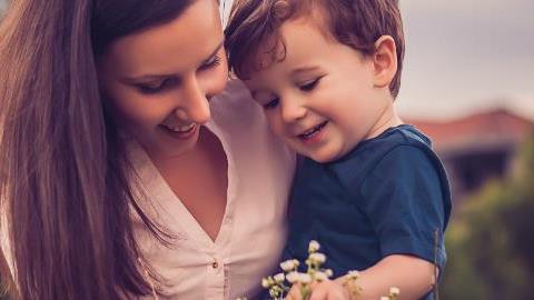 «Μαθαίνω στο παιδί μου όσα μπορώ κι εκείνο μου μαθαίνει να χαίρομαι τη ζωή…»