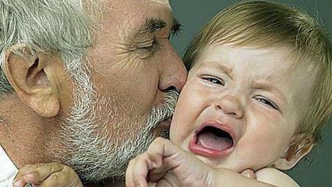 Είναι λάθος να πιέζουμε τα παιδιά να φιλούν και να αγκαλιάζουν κάποιον που δεν θέλουν