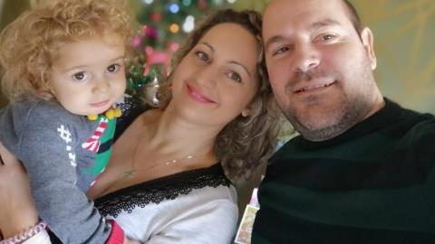 Ο Παναγιώτης Ραφαήλ στέκεται όρθιος και οι γονείς του μοιράζονται τη χαρά τους