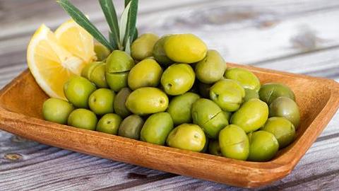 Φτιάξτε τις πιο νόστιμες σπιτικές τσακιστές ελιές