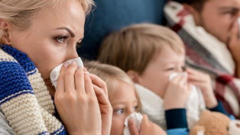 Στη μαμά που έχει όλη την οικογένεια άρρωστη και αρρώστησε κι αυτή: «Κουράγιο!»