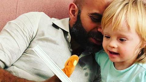 Ένα κοριτσάκι με σύνδρομο Down επιτέλους υιοθετείται από έναν υπέροχο άνθρωπο!