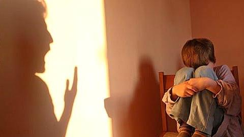 «Μπαμπά, μεγάλωσα μέσα στον φόβο και φταις εσύ γι’ αυτό»