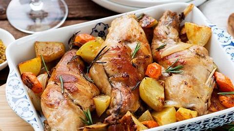 Πεντανόστιμο κουνέλι με πατάτες στη γάστρα