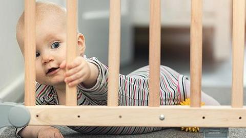 Πώς να κάνετε το σπίτι ασφαλές για ένα μωρό που μπουσουλάει