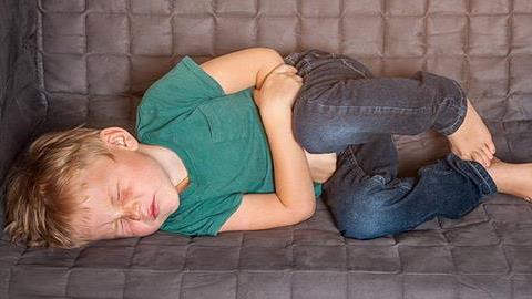 Το παιδί δεν θα σου πει «έχω άγχος», θα σου πει «πονάει η κοιλιά μου»