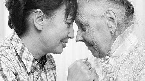 Μοναχοπαίδι σημαίνει να φροντίζεις ολομόναχος τους γονείς σου όταν αρρωσταίνουν