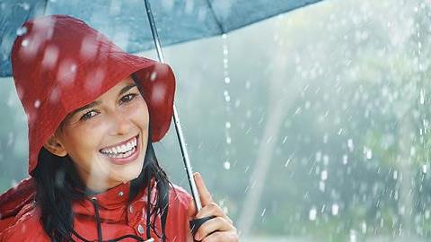 Φθινοπωρινή μόδα: 5 αξεσουάρ της βροχής