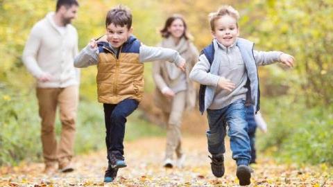 «Ούτε γονείς-αφέντες ούτε γονείς-υπηρέτες»: οδηγός για αυτόνομα παιδιά