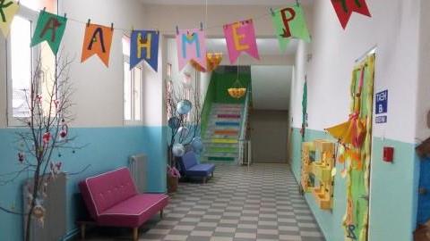 Το πιο πολύχρωμο σχολείο της χώρας βρίσκεται στην Καρίτσα Πιερίας