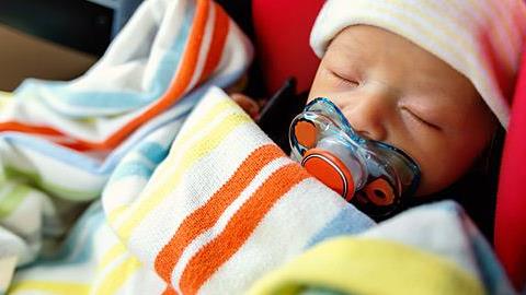 Τα μικρά παιδιά κοιμούνται καλύτερα στο αυτοκίνητο!