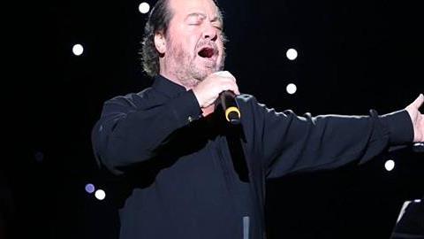 «Όταν και το ηχείο κλαίει»: τα ωραιότερα καψουροτράγουδα που άφησαν εποχή