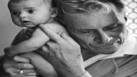 Ο τυφλός γιατρός που ξεγέννησε 4 χιλιάδες μωρά και τον φώναζαν «ο μεγαλόκαρδος»!