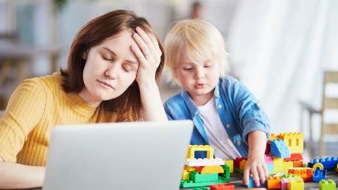 «Δύσκολο να μοιράζεις τη ζωή σου»: 5 μη-εργαζόμενες μαμάδες καμαρώνουν για τις μαμάδες που δουλεύουν