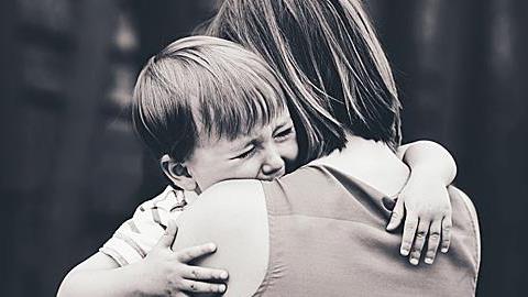 «Όταν το παιδί περνάει δύσκολα, να το αγαπάς ακόμα περισσότερο!»