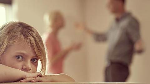 Ο μπαμπάς και η μαμά αγαπιούνται ακόμα και όταν τσακώνονται