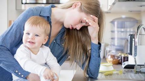 «Αυτό που δεν θα άντεχα είναι η μοναξιά!»: 5 εργαζόμενες μαμάδες εμψυχώνουν τις μαμάδες που δεν δουλεύουν