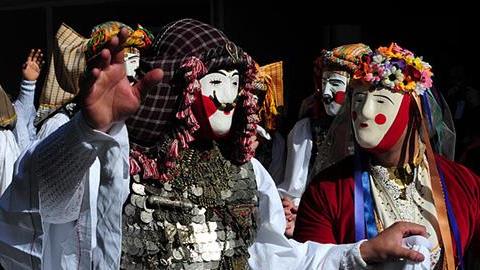 Σε ποιο καρναβάλι της Ελλάδας πρέπει να γιορτάσετε τις Απόκριες με βάση το ζώδιό σας