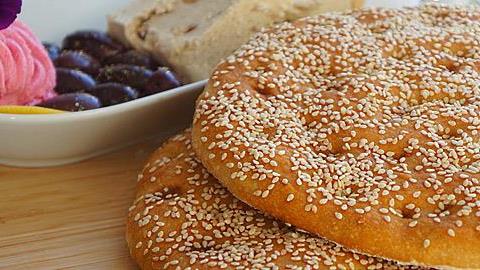 Πώς να φτιάξετε πεντανόστιμη λαγάνα χωρίς μίξερ και ζύμωμα!