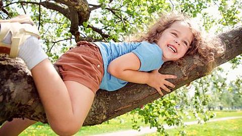 «Αφήστε τα παιδιά να παίξουν, χωρίς να τα φοβίζετε πως θα χτυπήσουν»