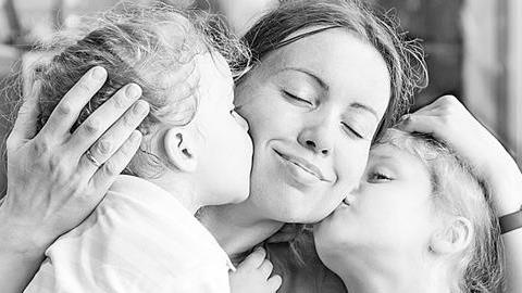 «Είχα δύσκολα παιδικά χρόνια, αλλά αυτό μου έδωσε κίνητρο να γίνω καλύτερη μητέρα»