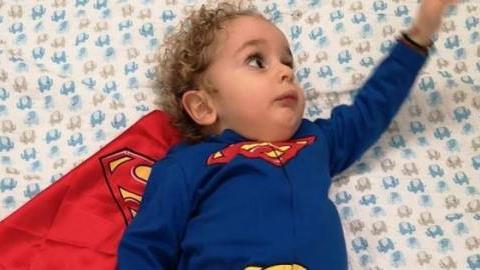 O μικρός Ραφαήλ πήρε εξιτήριο και επιστρέφει στην Ελλάδα!