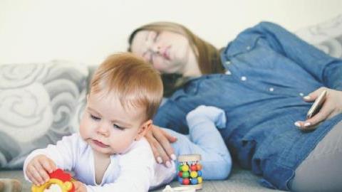 Οι εργαζόμενες μαμάδες δεν έχουν ρεπό ούτε σαββατοκύριακα!