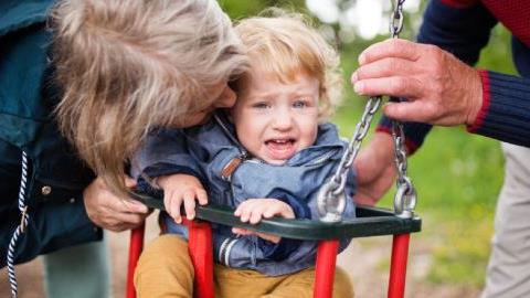 Πότε ένα νήπιο δοκιμάζει την υπομονή μας και πώς να ανταπεξέλθουμε χωρίς φωνές