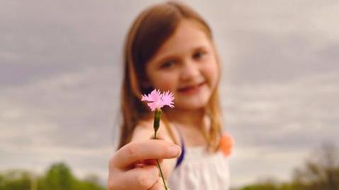 Τα παιδιά που λένε «ευχαριστώ» και «παρακαλώ» είναι πιο ευτυχισμένα!