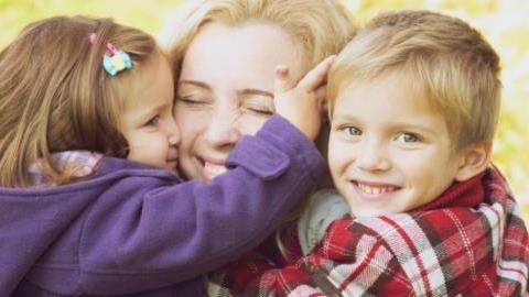 «Είναι δύσκολο να μεγαλώνεις μόνη τα παιδιά σου, αλλά είναι χειρότερο να μένεις σ’ έναν κακό γάμο!»