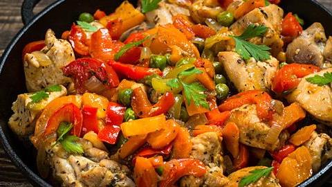 Ζουμερή τηγανιά κοτόπουλου με πιπεριές