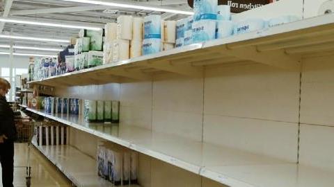 «Μην αδειάζετε τα ράφια, μείνετε σπίτι και προστατεύστε τους πιο ευπαθείς»: η έκκληση ενός ειδικού