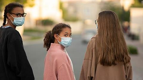 «Το πιο δύσκολο είναι να κλείσεις στο κλουβί το παιδί σου»: μια Ιταλίδα μαμά γράφει