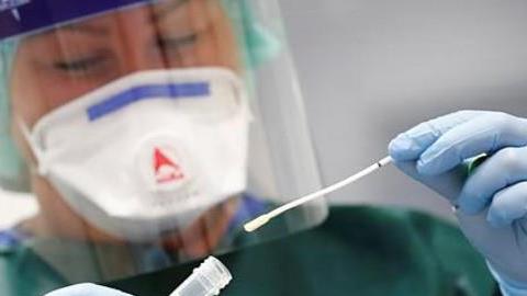 Τι να κάνετε αν έχετε εκτεθεί στον κορονοϊό για να μην κινδυνεύσουν τα παιδιά και οι δικοί σας