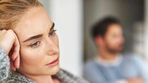 «Κάνε ό,τι θέλεις»: τι κρύβουν οι φράσεις που λέμε συχνά μέσα στον γάμο