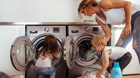 Κορονοϊός: Πώς να απολυμαίνουμε τα ρούχα σύμφωνα με το Κέντρο Ελέγχου Επιδημιών