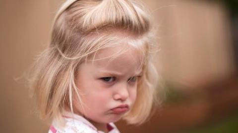 Πώς να φτιάξετε το κέφι του παιδιού, αν το μαλώσατε και σας κάνει μούτρα