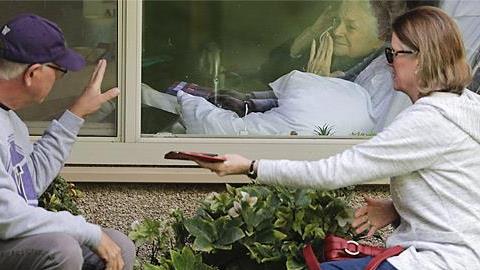 Δικαιούμαστε να ρισκάρουμε την υγεία των παππούδων μας, επειδή θέλουμε να τους δούμε;