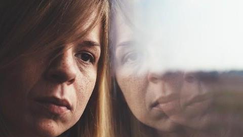 Στις γυναίκες που έχουν ανοιχτές πληγές: «Να είστε δυνατές και όλα θα πάνε καλά!» 